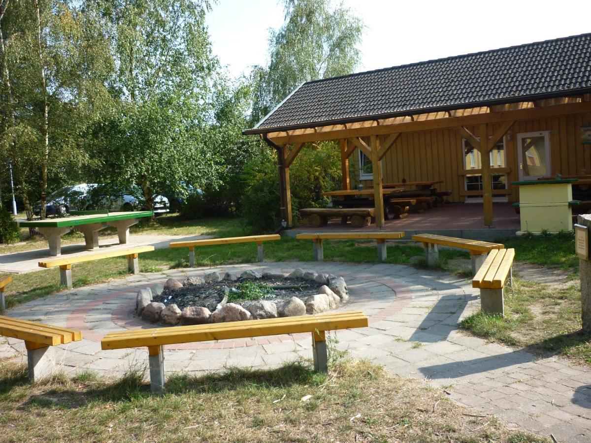 Gruppenbungalow-Waldhaus-Am Ferienpark Миров Экстерьер фото